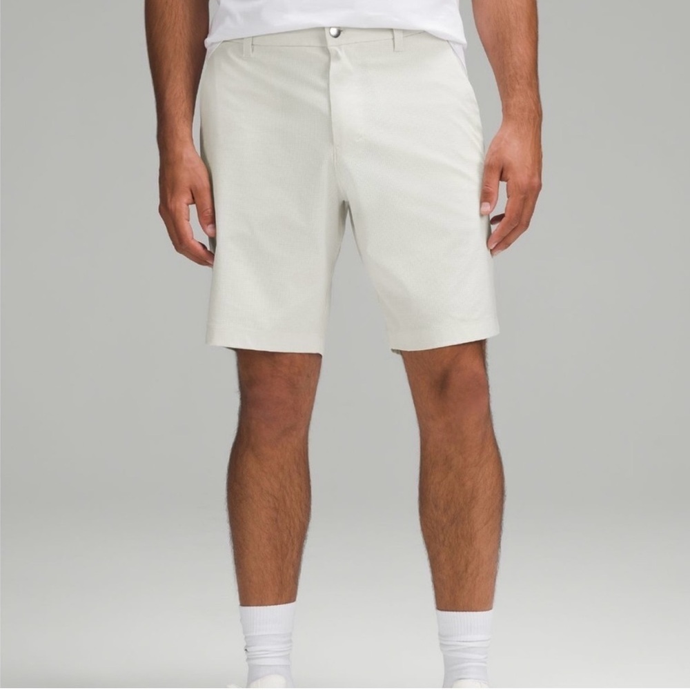 Lululemon Athletica Men's White Flat Front Shorts